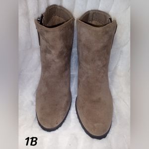 OLIVIA Miller Light Brown faux suede bootie with heel, Sz 8